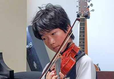boy playing violin