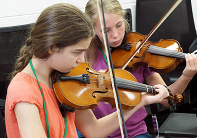 two girls playing violin