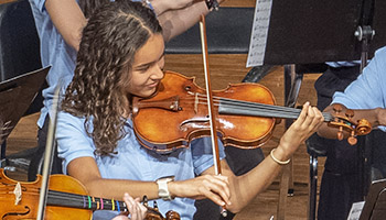 girl playing violin